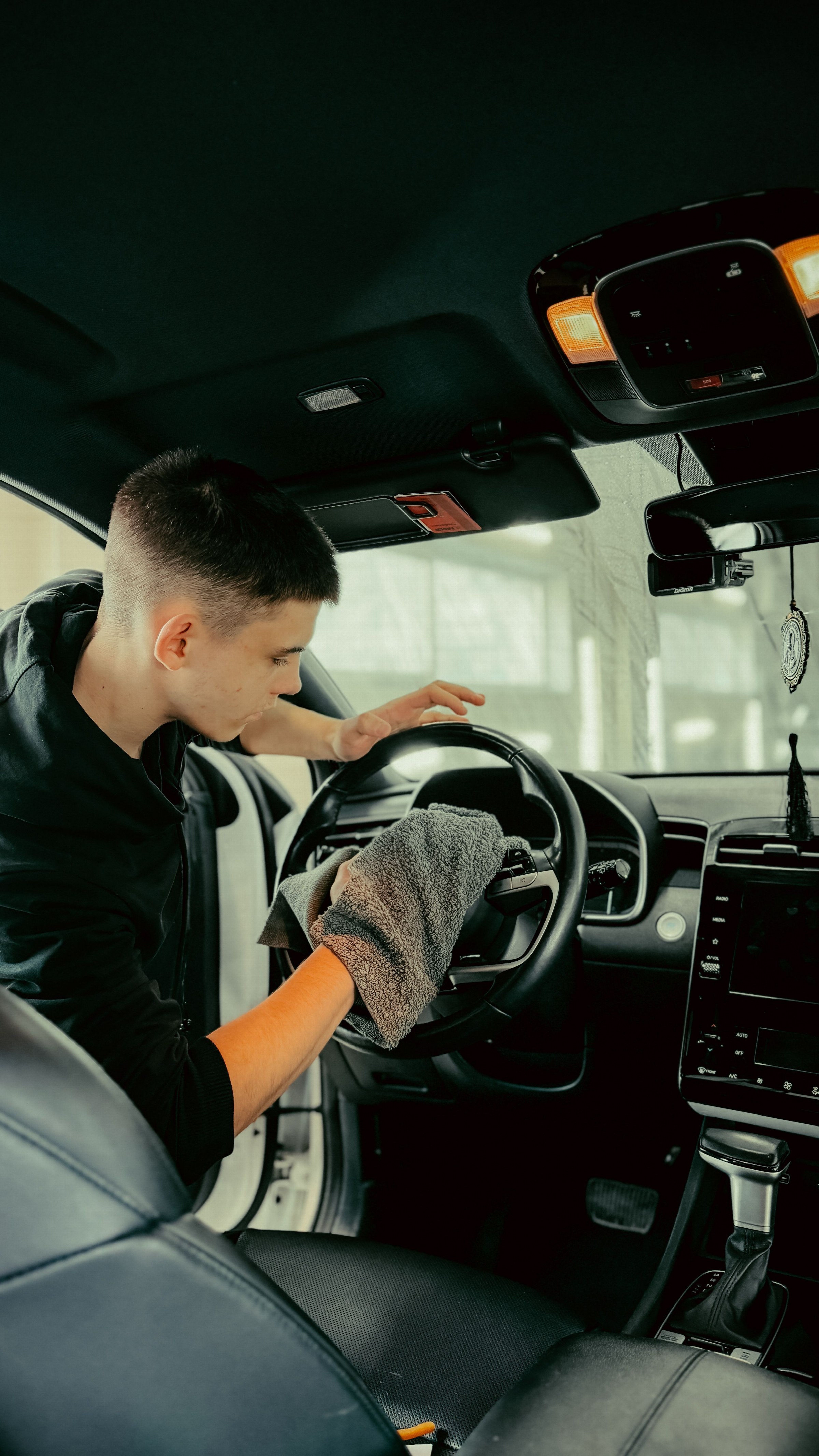 Precizní čištění interiéru a volantu automobilu